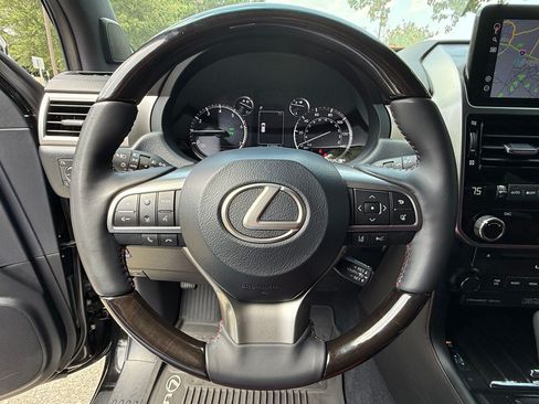 Used 2023 Lexus GX 460 Premium w/ Accessory Package AWD/4WD image 11