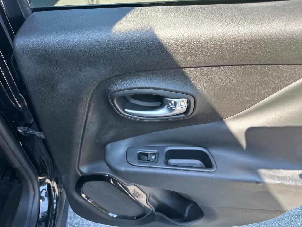 Used 2017 Jeep Renegade Altitude FWD image 18