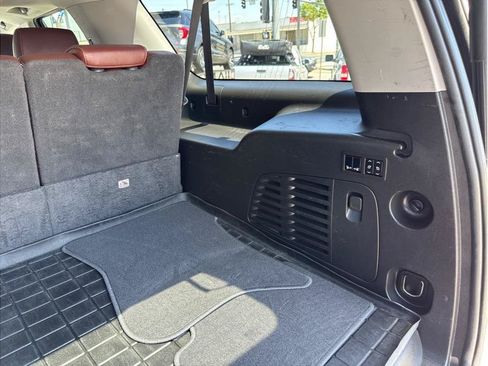 Used 2019 Chevrolet Suburban Premier w/ Premier Plus Edition AWD/4WD image 25