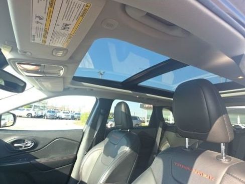 Used 2020 Jeep Cherokee Trailhawk image 8