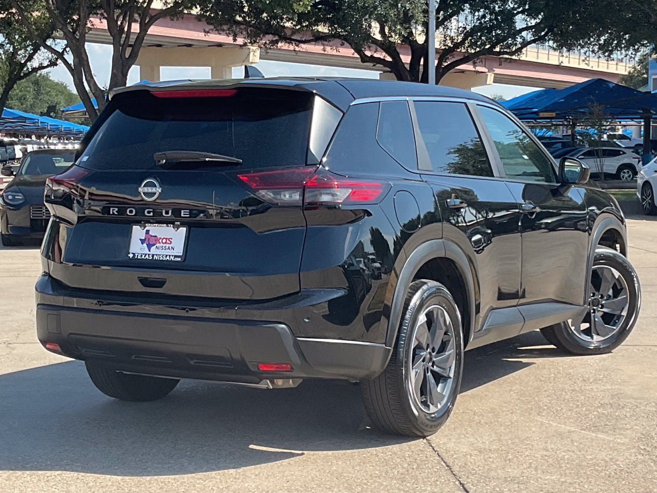 Used 2025 Nissan Rogue SV FWD image 4