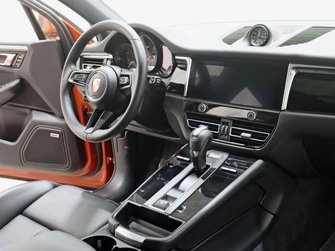 Used 2025 Porsche Macan AWD/4WD image 30