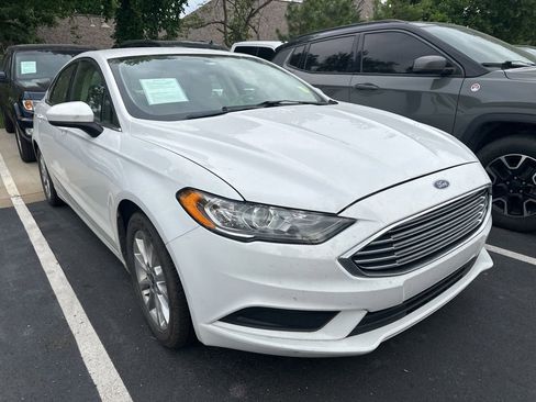 Used 2017 Ford Fusion SE FWD image 2