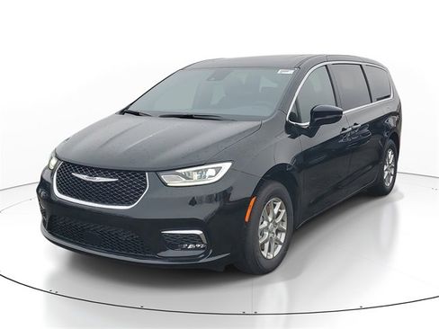 New 2026 Chrysler Pacifica Select image 2