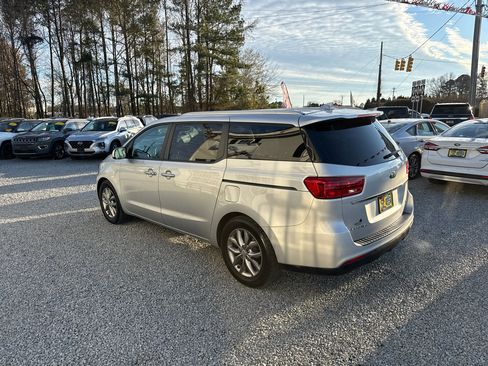 Used 2020 Kia Sedona EX image 3