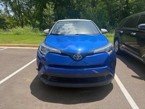 Used 2019 Toyota C-HR XLE FWD image 3