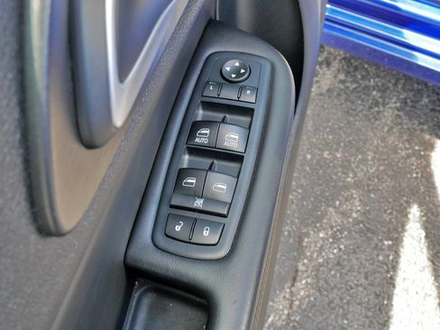 Used 2017 Chrysler 200 Limited Platinum FWD image 19