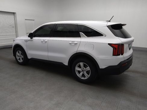 Used 2021 Kia Sorento LX image 3