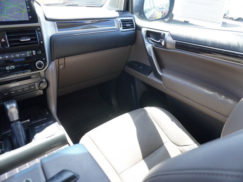 Used 2022 Lexus GX 460 Premium w/ Premium Package AWD/4WD image 17