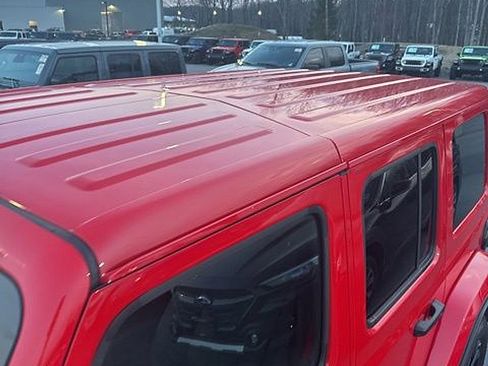 Used 2025 Jeep Wrangler Unlimited Sahara AWD/4WD image 10