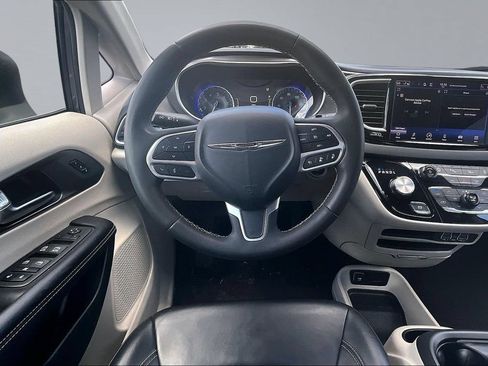 Used 2023 Chrysler Pacifica Touring-L FWD image 5