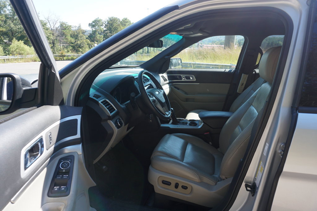 Used 2013 Ford Explorer XLT FWD image 2