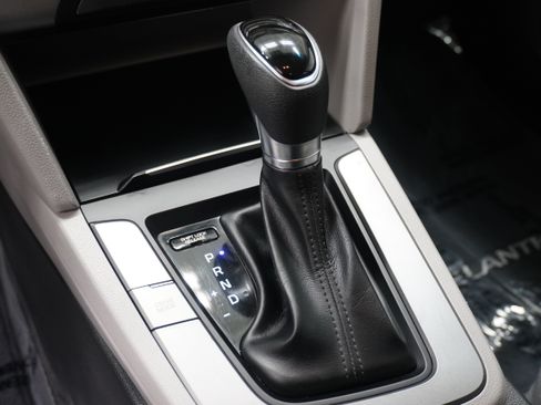 Used 2018 Hyundai Elantra SE FWD image 18