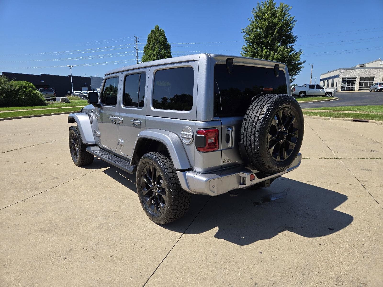 Used 2021 Jeep Wrangler Unlimited Sahara AWD/4WD image 6