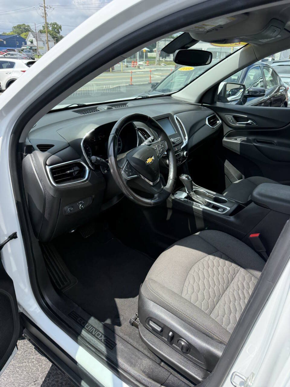 Used 2018 Chevrolet Equinox LT FWD image 10