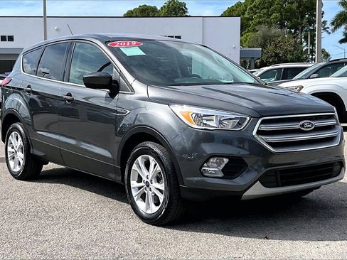 Used 2019 Ford Escape SE image 2