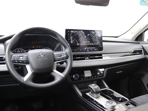 Used 2025 Mitsubishi Outlander SE AWD/4WD image 3