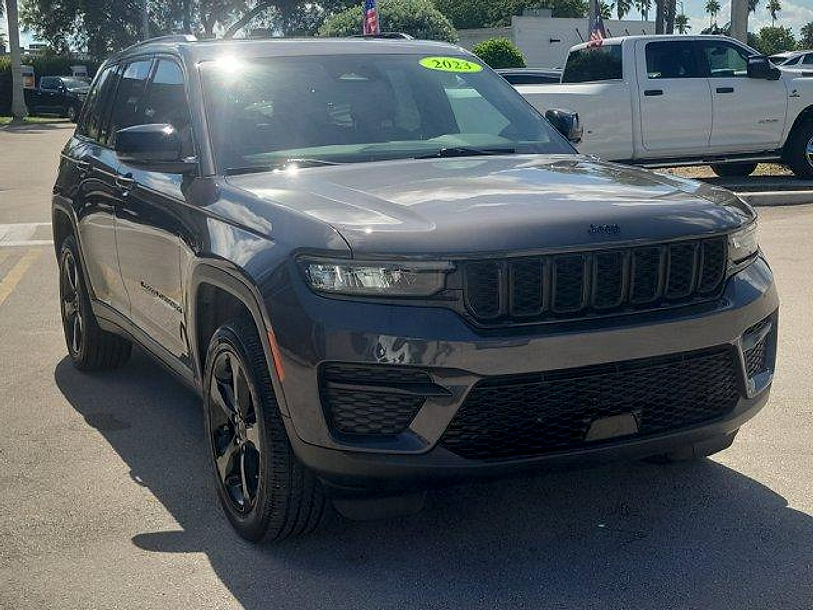 Used 2023 Jeep Grand Cherokee Altitude RWD image 3