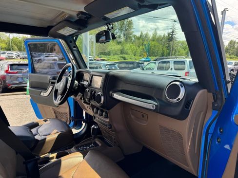 Used 2015 Jeep Wrangler Unlimited Sahara w/ Connectivity Group AWD/4WD image 9