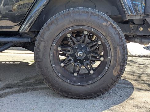 Used 2016 Jeep Wrangler Unlimited Sahara w/ Connectivity Group AWD/4WD image 9