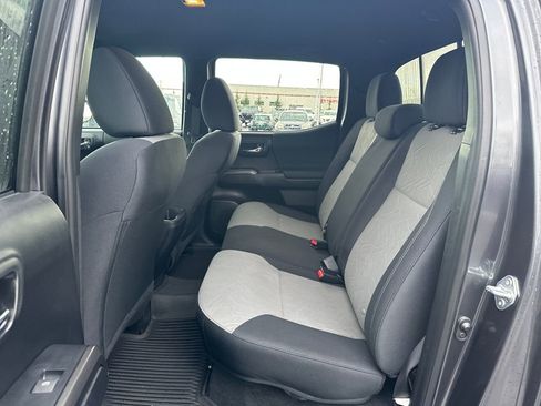 Used 2022 Toyota Tacoma TRD Off-Road image 14