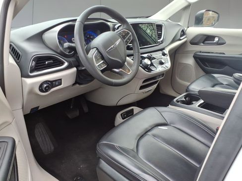 Used 2023 Chrysler Pacifica Touring-L image 8