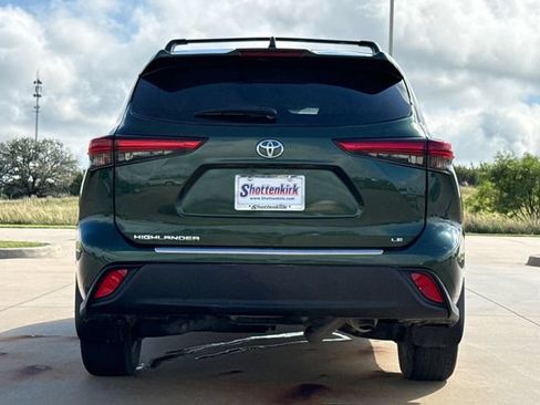 Used 2023 Toyota Highlander LE FWD image 7