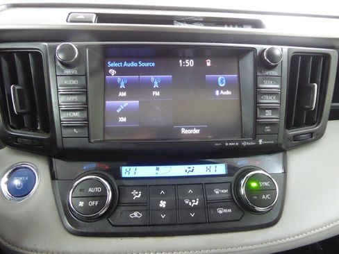 Used 2018 Toyota RAV4 LE image 14