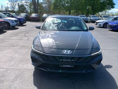 Used 2025 Hyundai Elantra SE FWD image 8