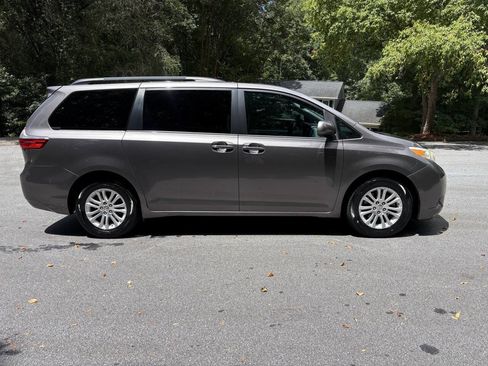 Used 2016 Toyota Sienna XLE FWD image 2