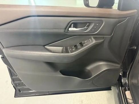 Used 2023 Nissan Rogue SL w/ SL Premium Package image 12