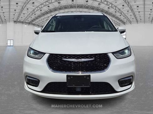 Used 2023 Chrysler Pacifica Touring-L FWD image 2