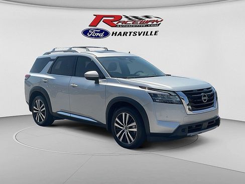 Used 2024 Nissan Pathfinder Platinum FWD image 2