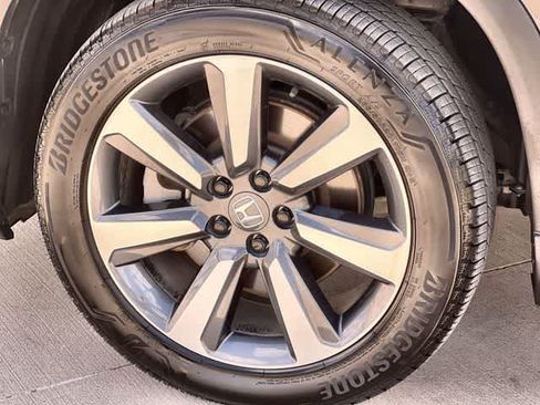 Certified 2025 Honda Pilot Touring image 9