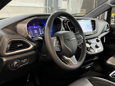 New 2026 Chrysler Pacifica Select image 13