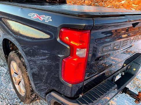 Used 2020 Chevrolet Silverado 1500 Custom w/ Custom Value Package AWD/4WD image 25