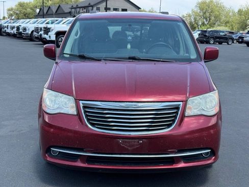 Used 2014 Chrysler Town & Country Touring FWD image 2