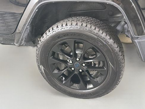 Used 2024 Jeep Wrangler Unlimited Sahara AWD/4WD image 11
