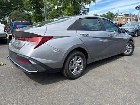 Used 2024 Hyundai Elantra SE FWD image 4