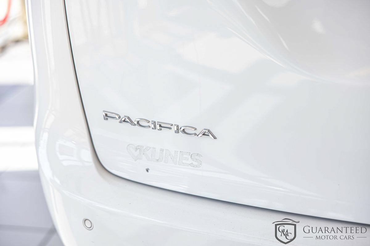 Used 2021 Chrysler Pacifica Touring-L FWD image 13