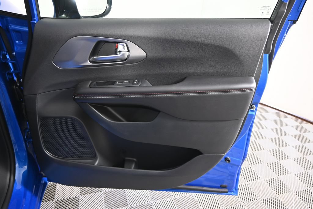New 2027 Chrysler Pacifica Select AWD/4WD image 12