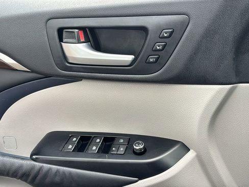 Used 2014 Toyota Highlander Limited w/ Driver Technology Package AWD/4WD image 14