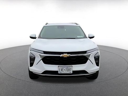 Used 2025 Chevrolet Trax LT FWD image 4