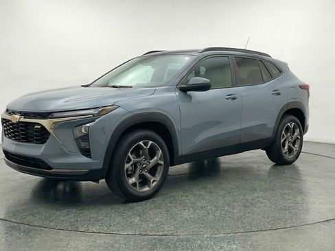 Used 2025 Chevrolet Trax LT image 3