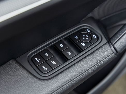 Certified 2025 Porsche Cayenne S image 23