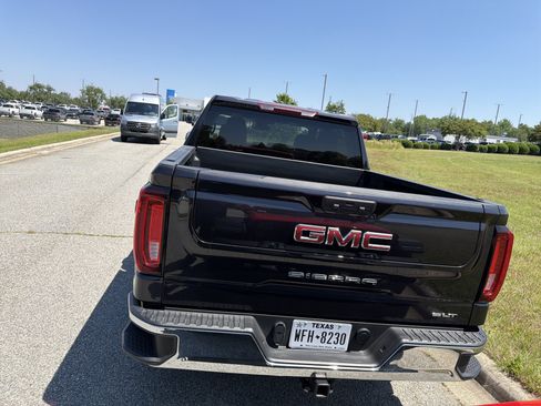 Certified 2025 GMC Sierra 1500 SLT RWD image 9