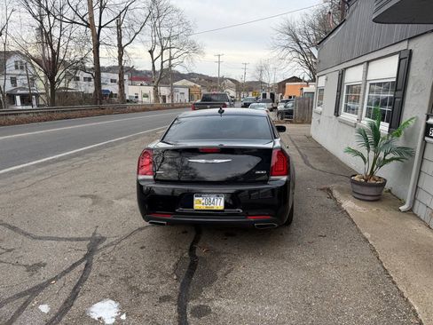 Used 2018 Chrysler 300 Touring w/ Sport Appearance Package image 3