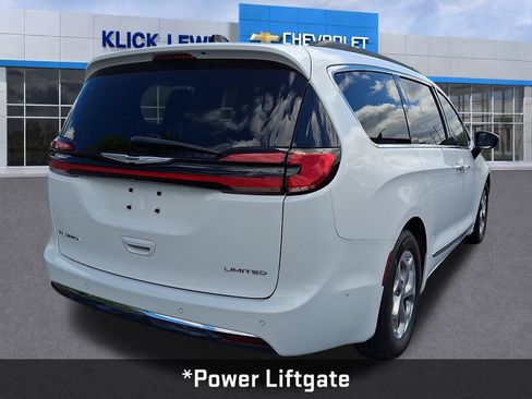 Used 2023 Chrysler Pacifica Limited w/ Uconnect Theater Family Group FWD image 8