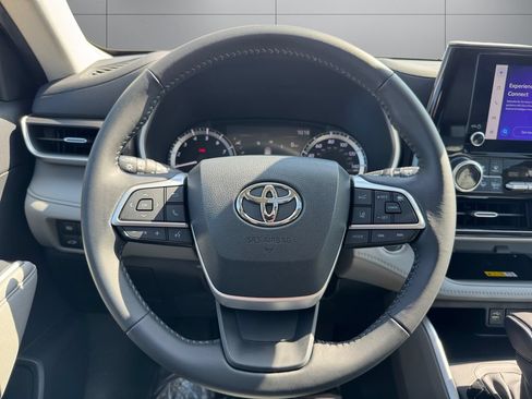 Used 2023 Toyota Highlander XLE AWD/4WD image 13