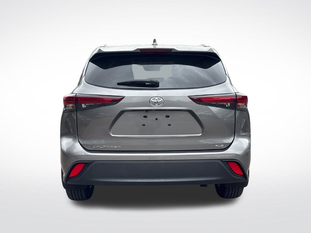 Used 2025 Toyota Highlander XLE FWD image 4